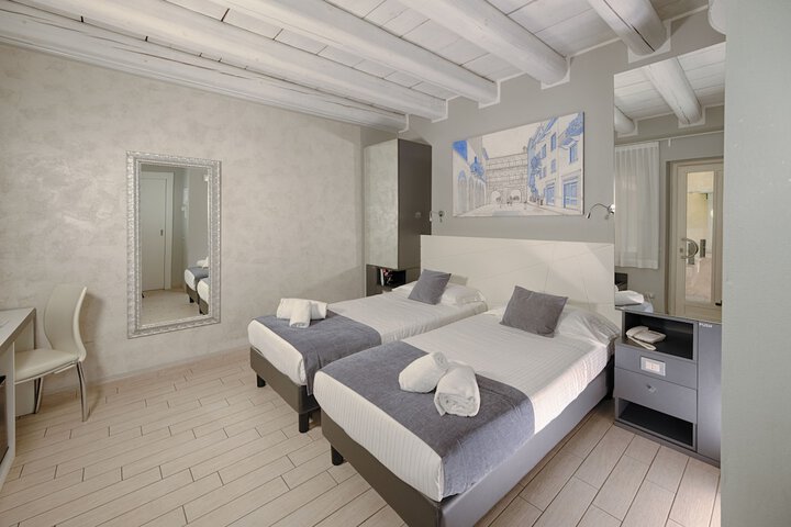 Room 43 of 122