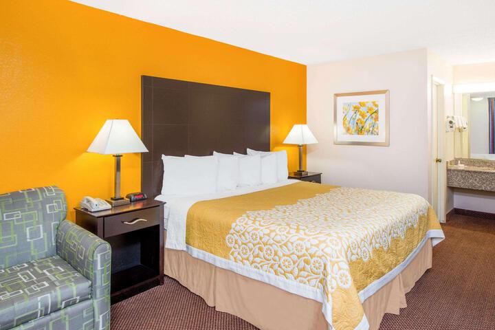 1 King Bed (5 of 5)