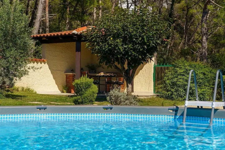 Pool 10 of 20