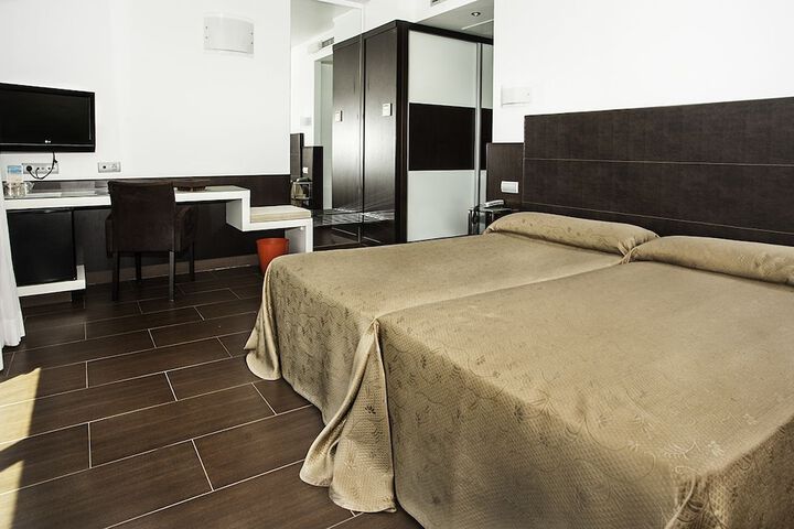 Room 13 of 34