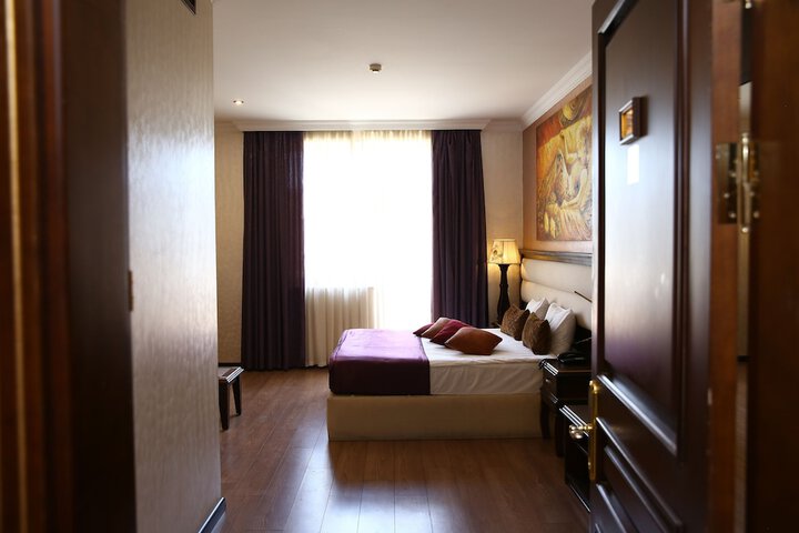 Room 8 of 122