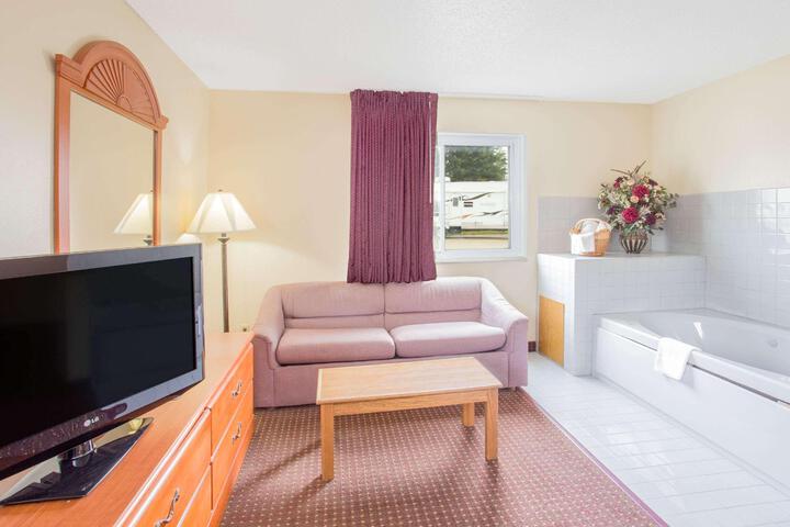 1 Queen Bed (7 of 22)