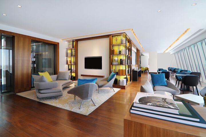 Lounge 51 of 72