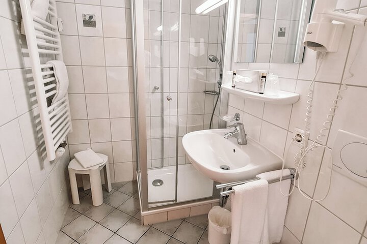 Room 12 of 16