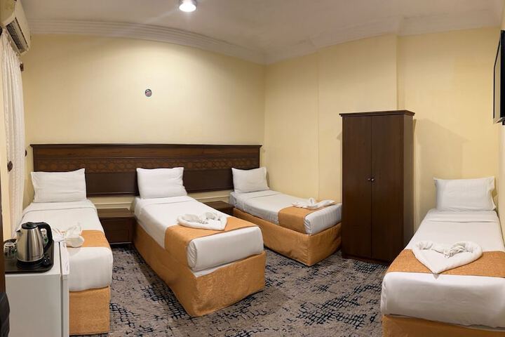 Room 4 of 8