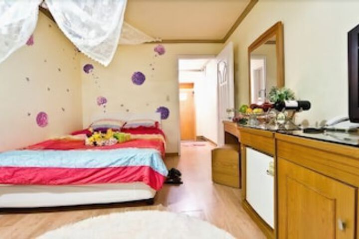 Room 2 of 16