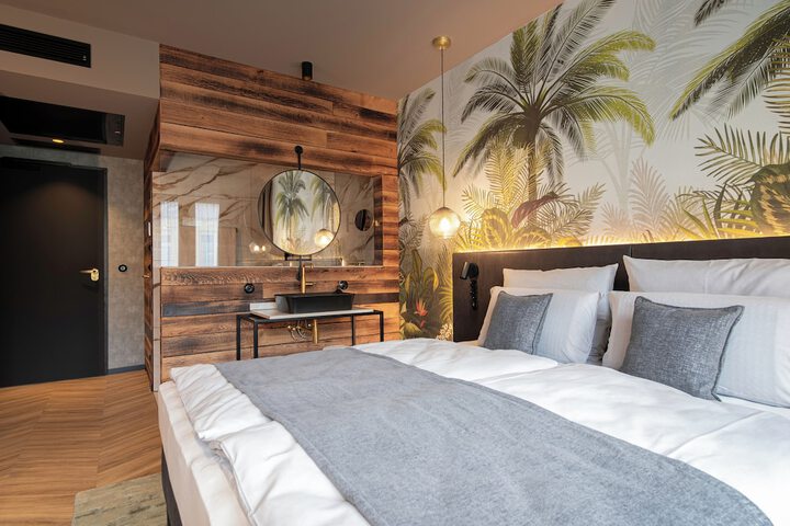 Room 4 of 6
