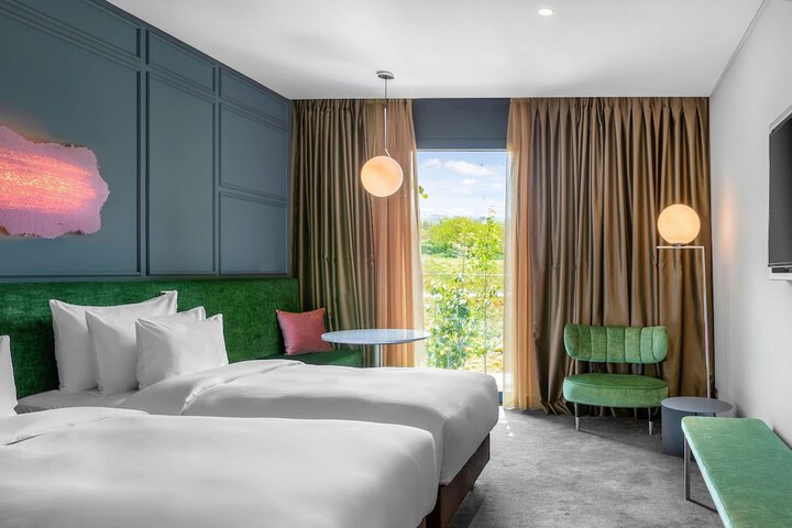 Room 42 of 280