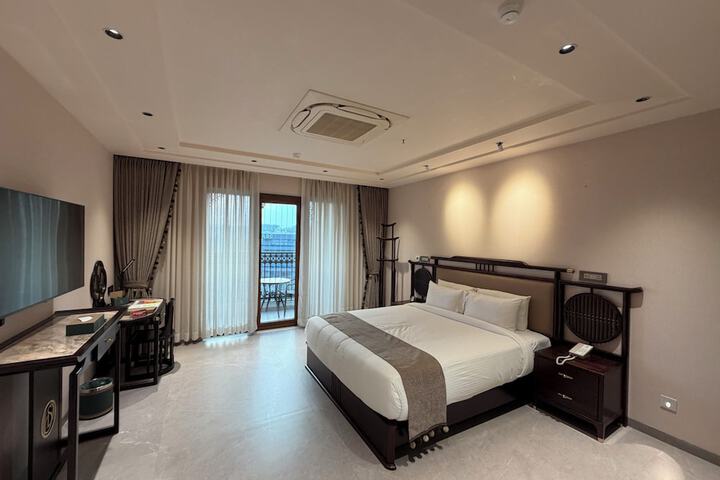 Room 9 of 13
