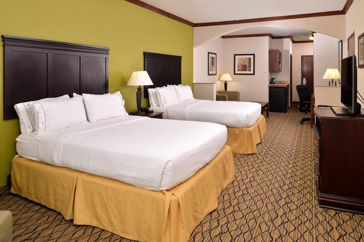 2 Queen Beds (5 of 12)