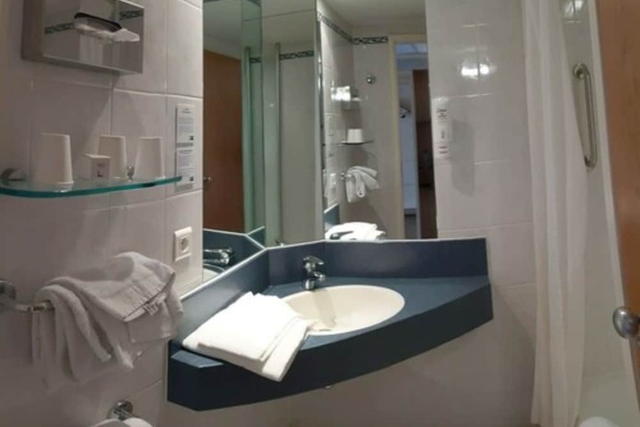 Room 12 of 32