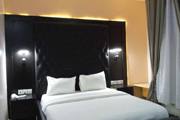 Room 6 of 33