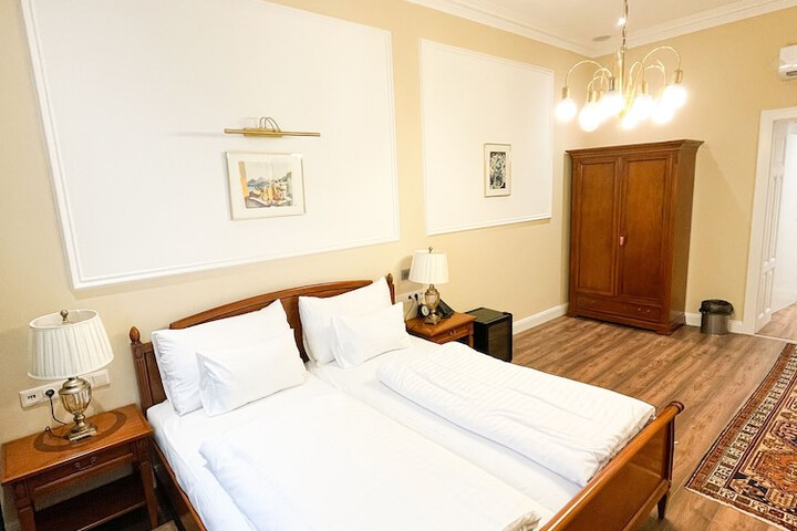 Room 10 of 40
