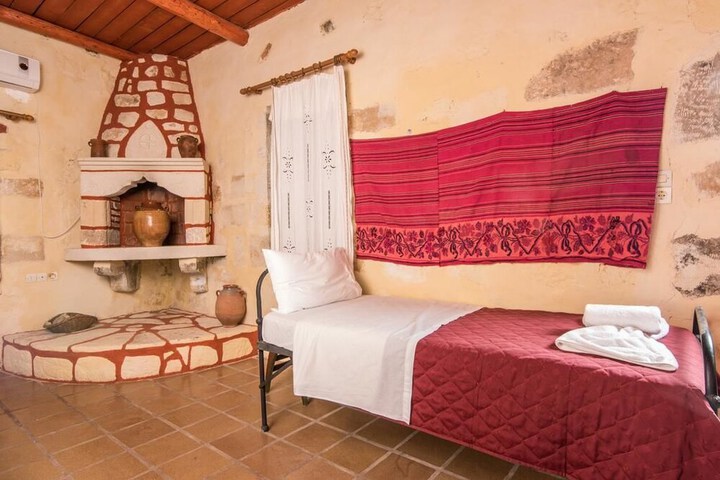 Room 2 of 32