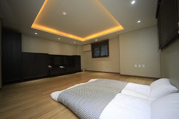 Room 4 of 119