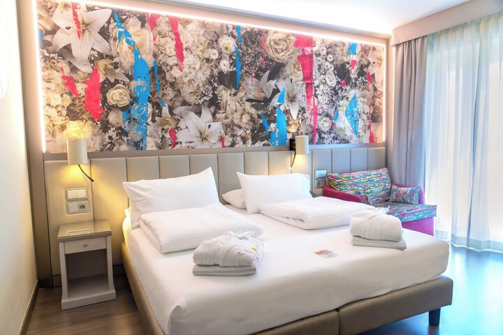 Room 45 of 197