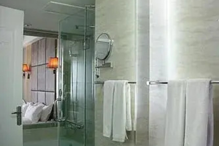 Room 8 of 12