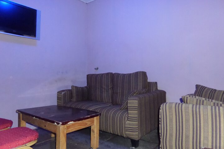 Lounge 21 of 28