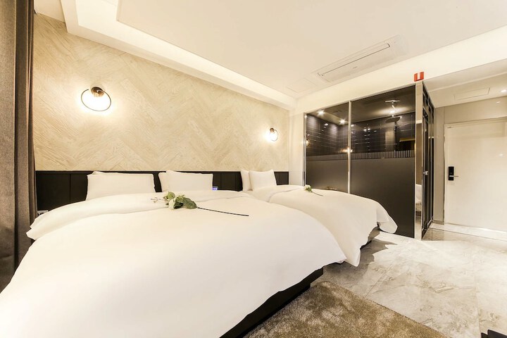 Room 13 of 74