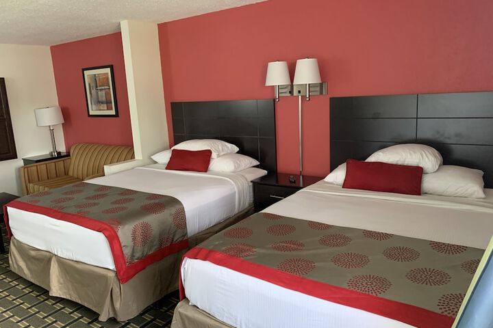 2 Queen Beds (2 of 8)