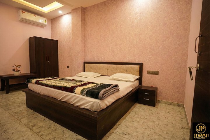 Room 33 of 46