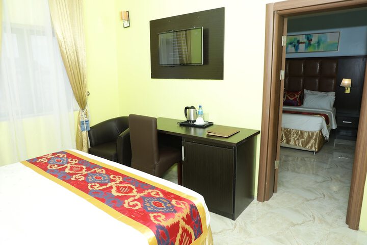 Room 5 of 16