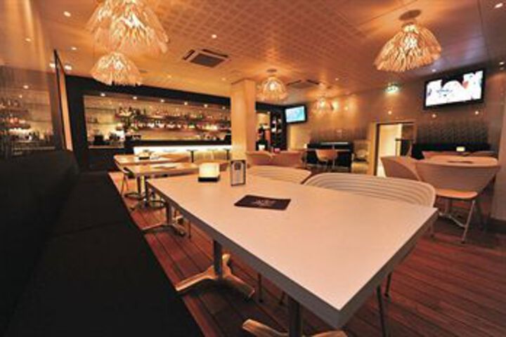 Lounge 31 of 56