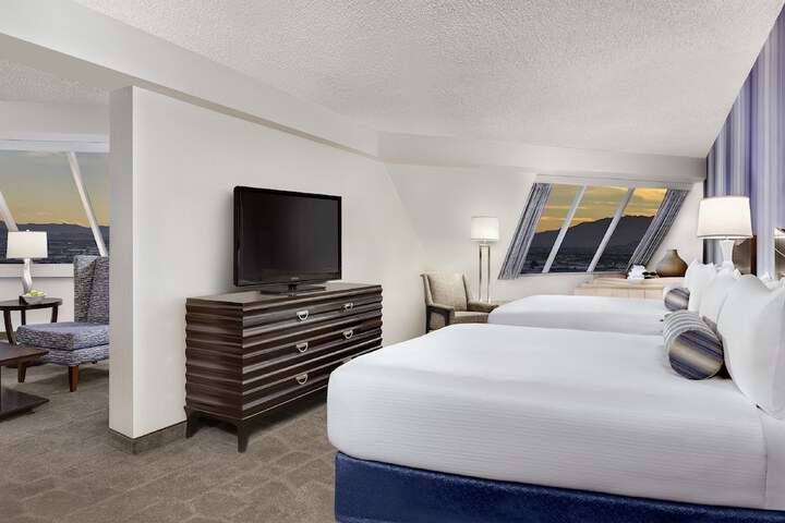 Queen Size Bed (23 of 26)