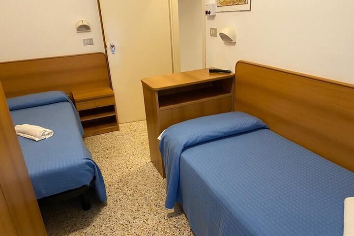 Room 9 of 27
