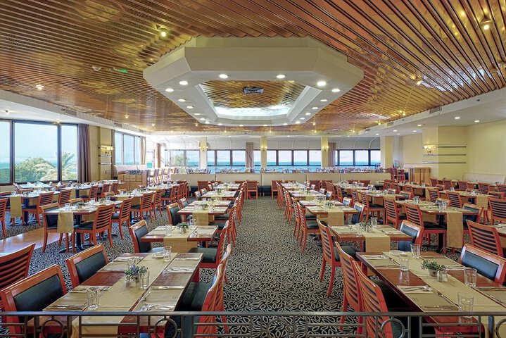 Dining 34 of 42