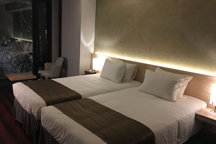 Room 6 of 176