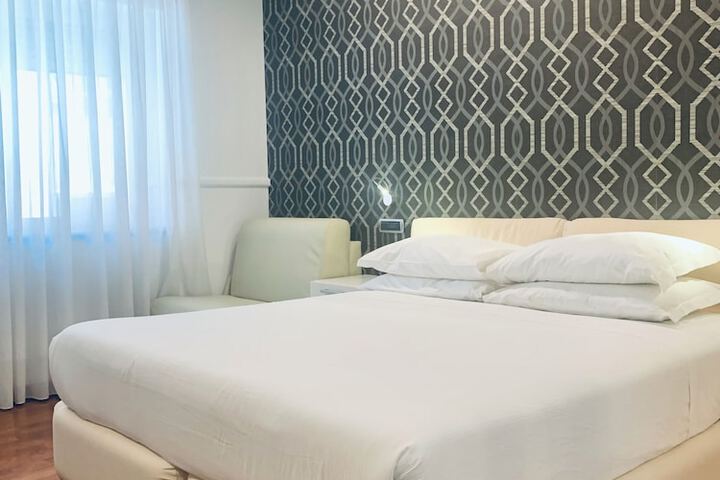 Room 10 of 36