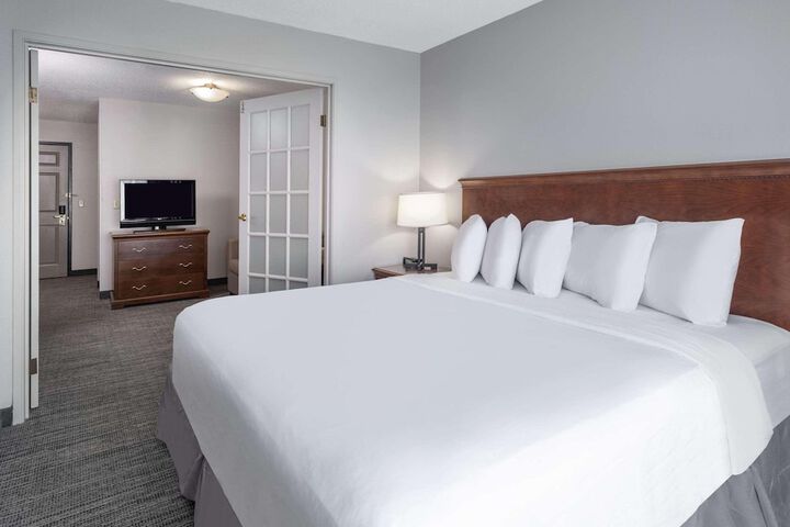 1 King Bed (5 of 7)