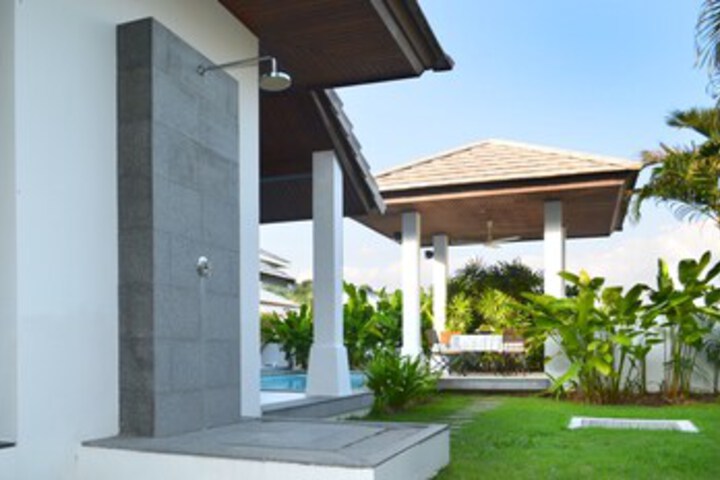 Hotel Exterior 15 of 56