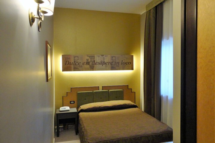 Room 6 of 44