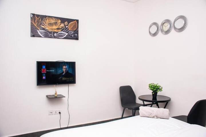 Room 13 of 27
