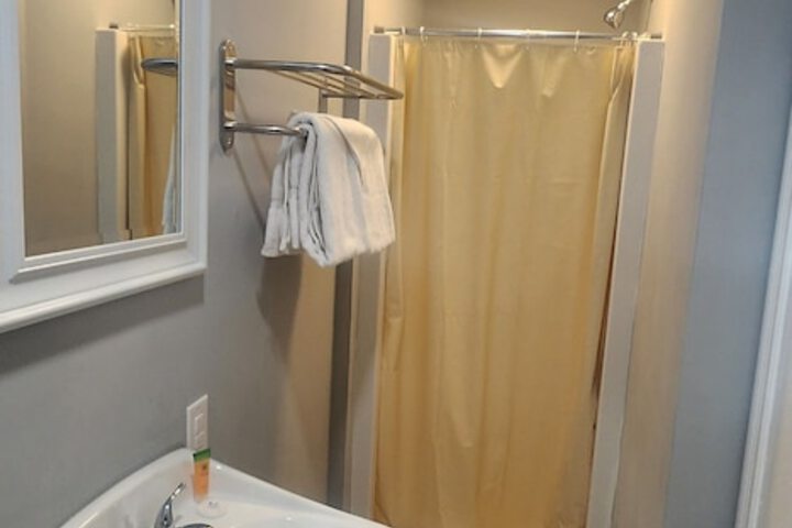 Standard King Room (3 of 5)
