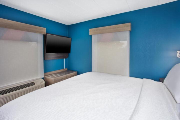 Standard King Bed Accessible (2 of 10)