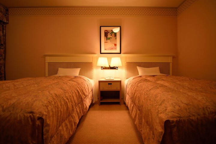 Room 21 of 102