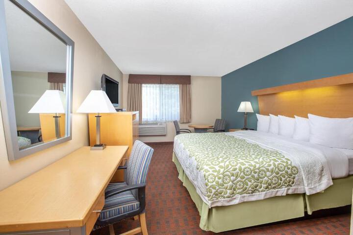 1 King Bed (5 of 7)