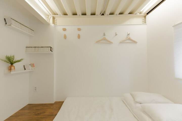 Room 4 of 43