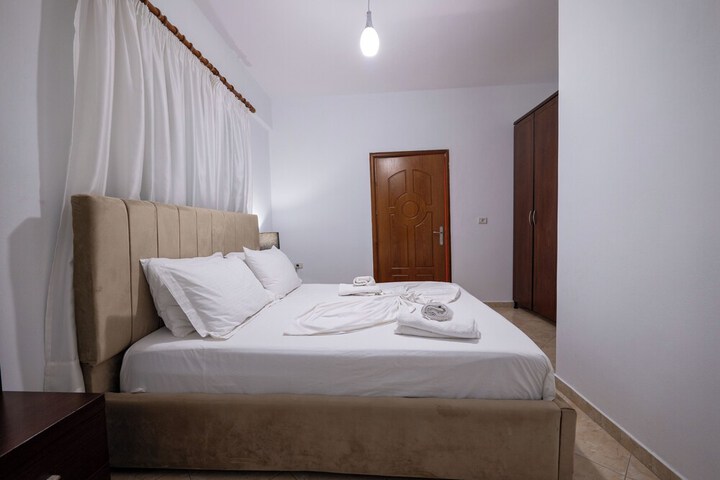 Room 33 of 76