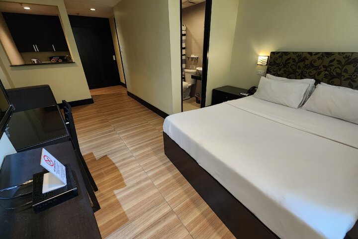 Room 4 of 13