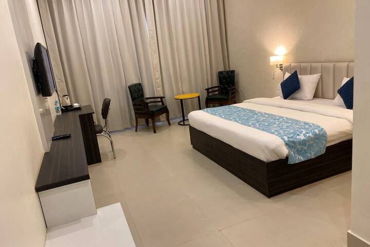 Room 5 of 16