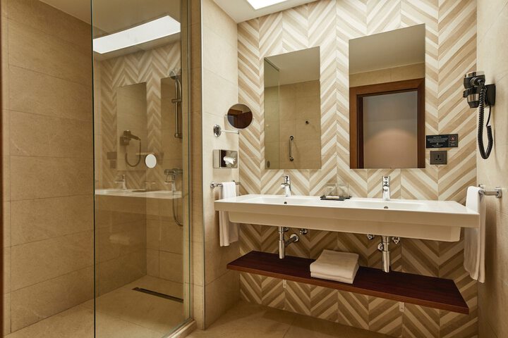 Room 14 of 39
