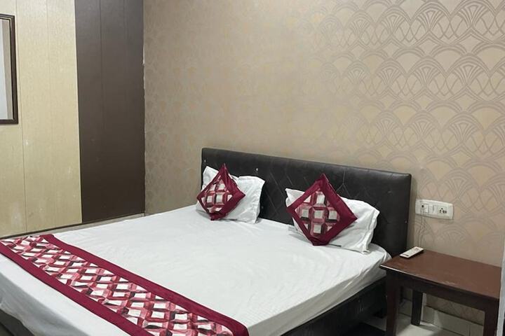 Room 11 of 16