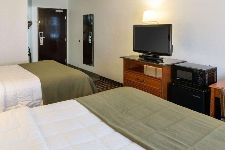 1 Queen Bed (1 of 11)