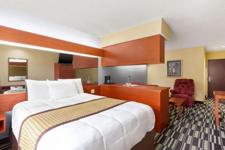 1 Queen Bed (25 of 25)