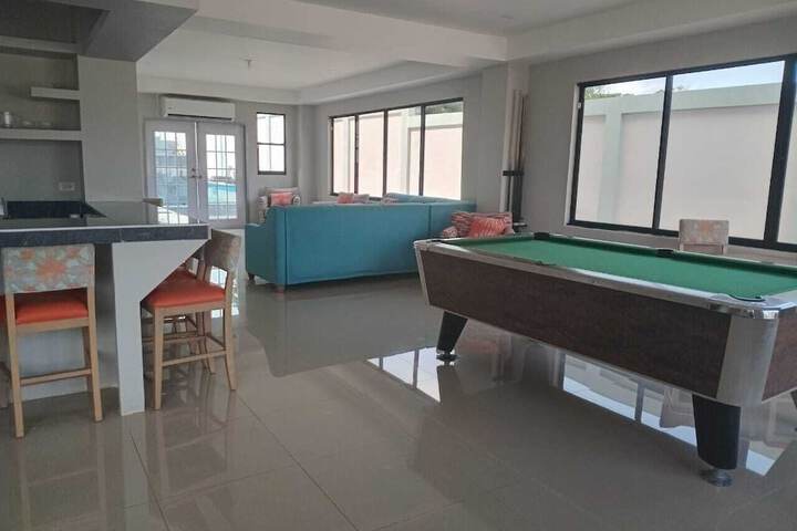 Lounge 8 of 9