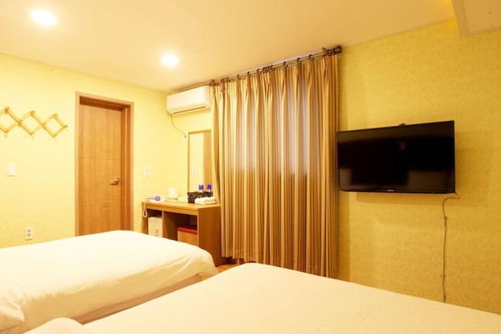 Room 16 of 28